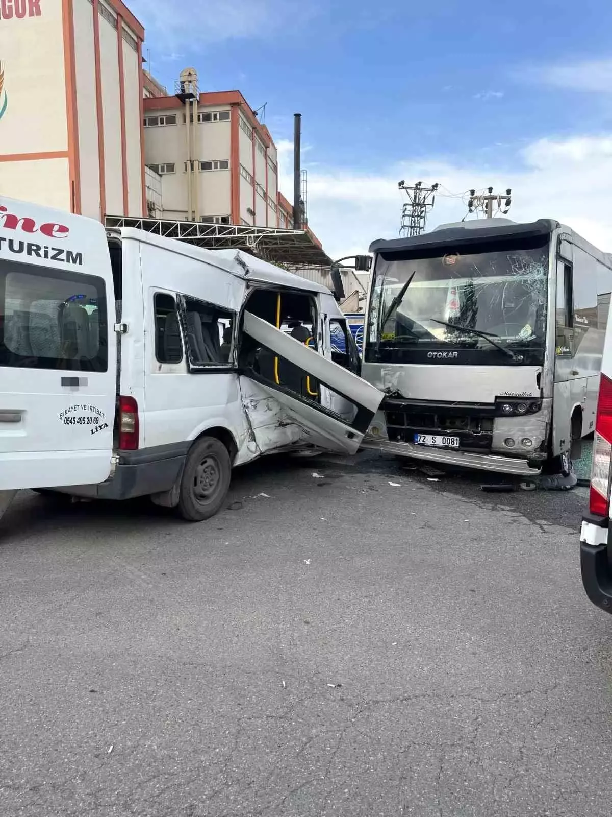 batmanda-minibus-ile-midibus-carpisti-7-yarali-Fqxem8rn.jpg