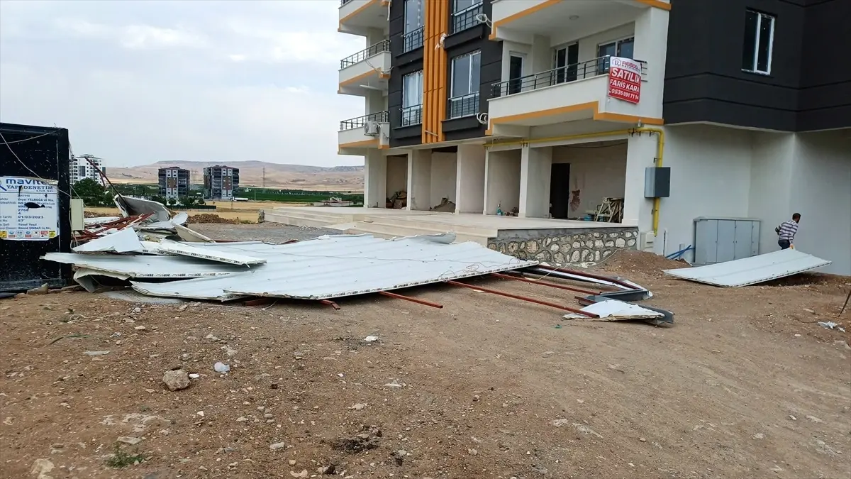 batmanda-siddetli-ruzgar-insaatta-hasara-neden-oldu-2RUJCraE.jpg