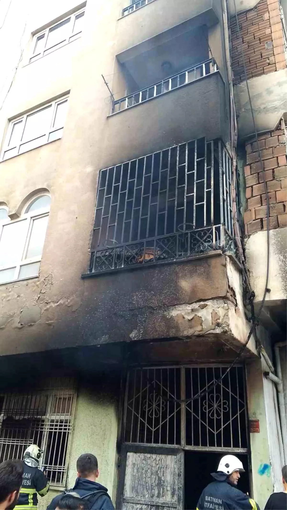 batmanda-suriyelilerin-yasadigi-binada-yangin-cikti-PuNLM27f.jpg
